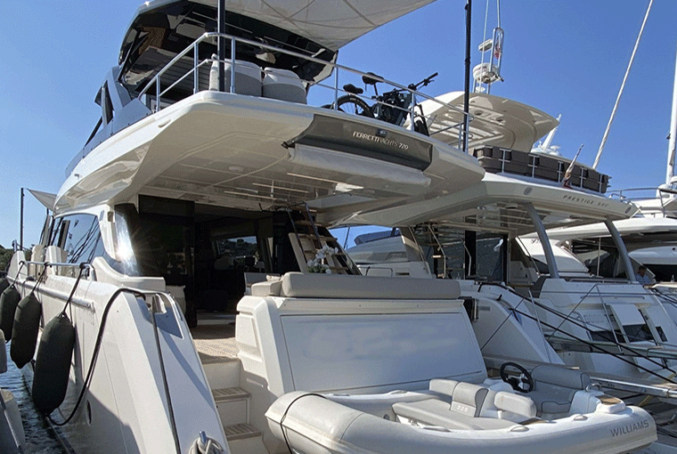 Ferretti Yachts 720